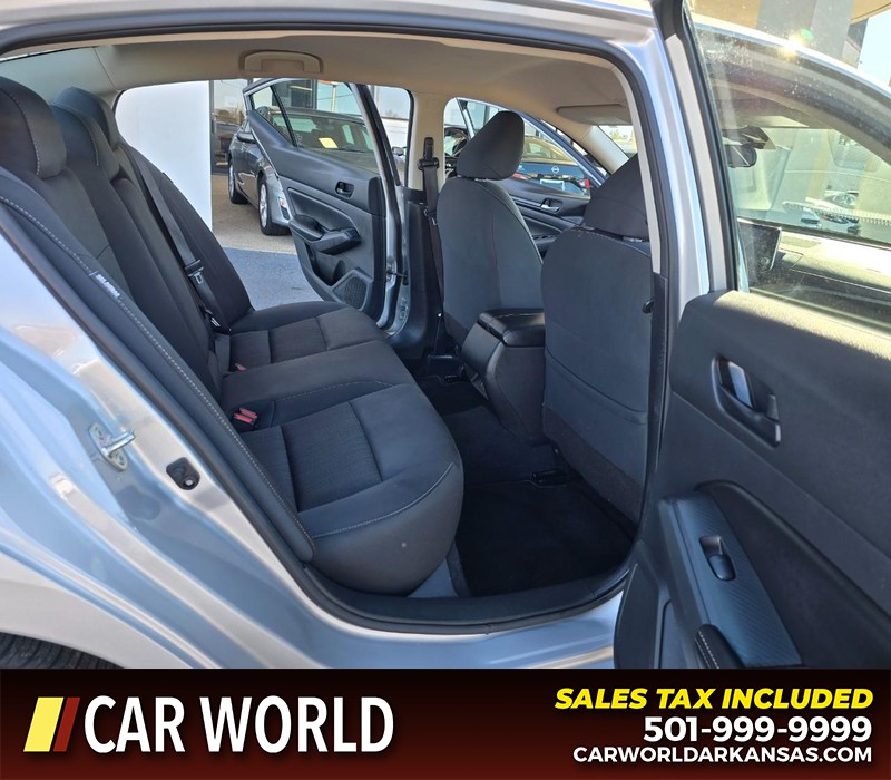 Nissan Altima Vehicle Full-screen Gallery Image 12