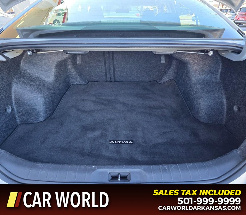 Nissan Altima Vehicle Full-screen Gallery Image 13