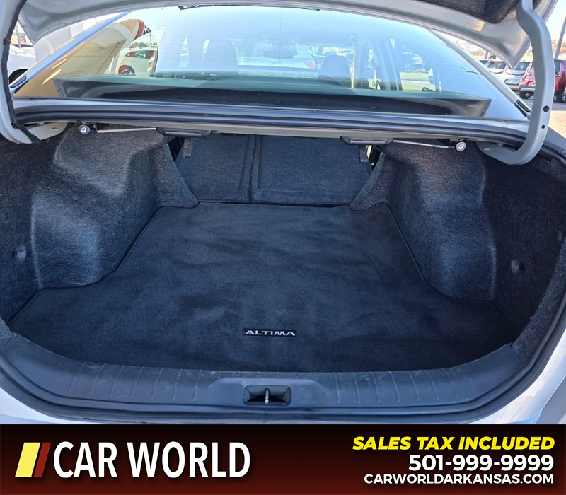 Nissan Altima Vehicle Full-screen Gallery Image 14