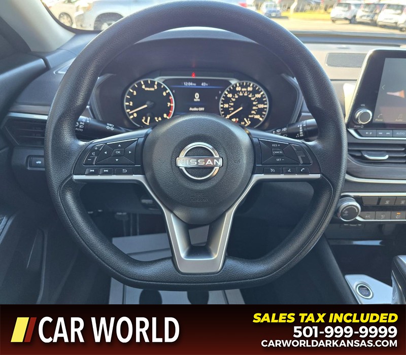 Nissan Altima Vehicle Full-screen Gallery Image 15