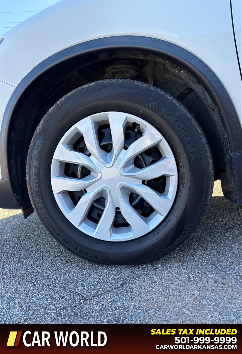 Nissan Rogue Vehicle Full-screen Gallery Image 11