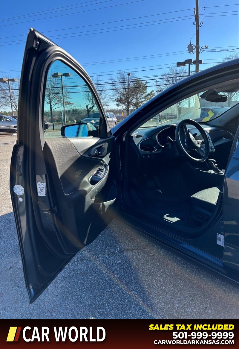 Chevrolet Malibu Vehicle Full-screen Gallery Image 12