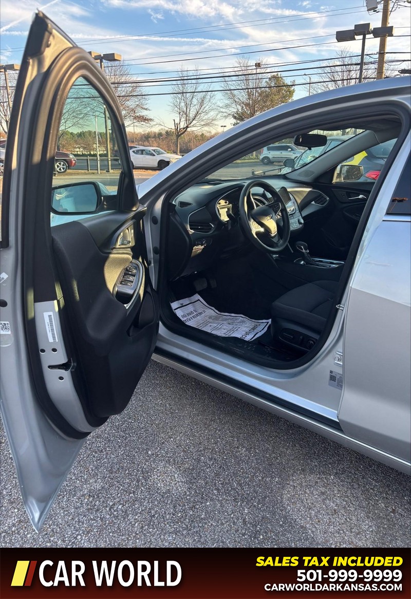 Chevrolet Malibu Vehicle Full-screen Gallery Image 12