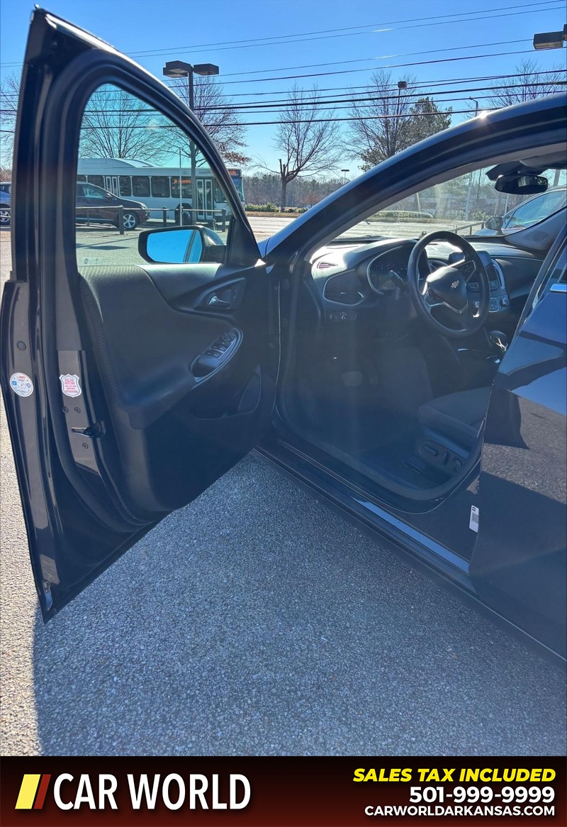 Chevrolet Malibu Vehicle Full-screen Gallery Image 12