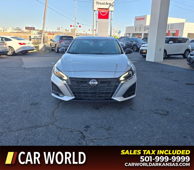 Nissan Altima Vehicle Full-screen Gallery Image 2