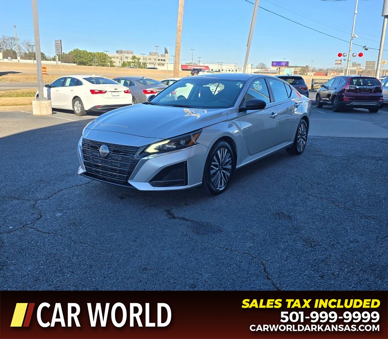 Nissan Altima Vehicle Full-screen Gallery Image 3