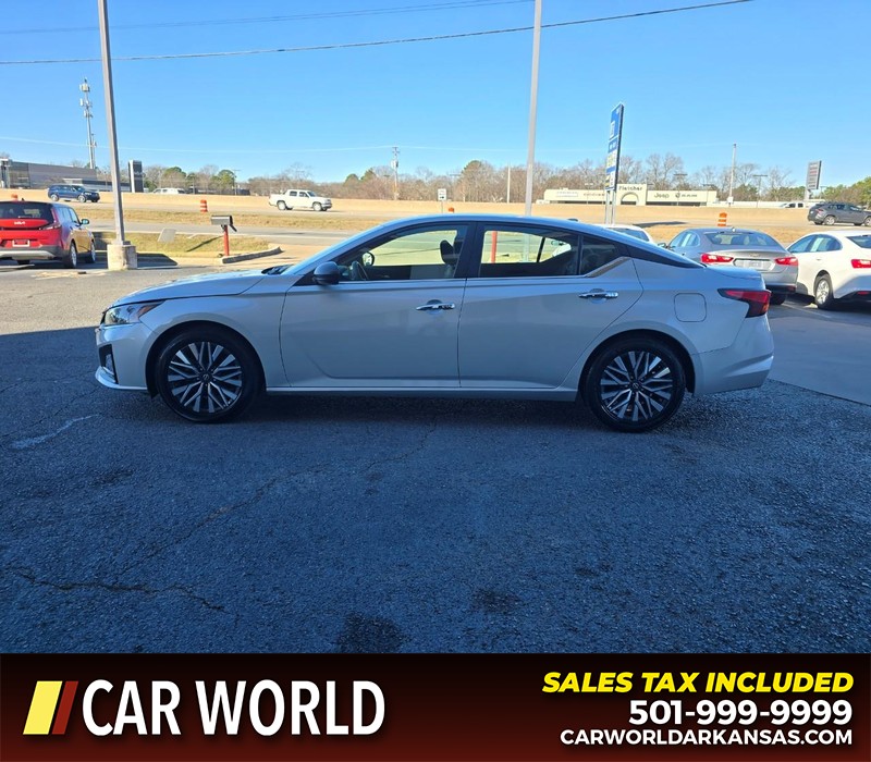 Nissan Altima Vehicle Full-screen Gallery Image 4