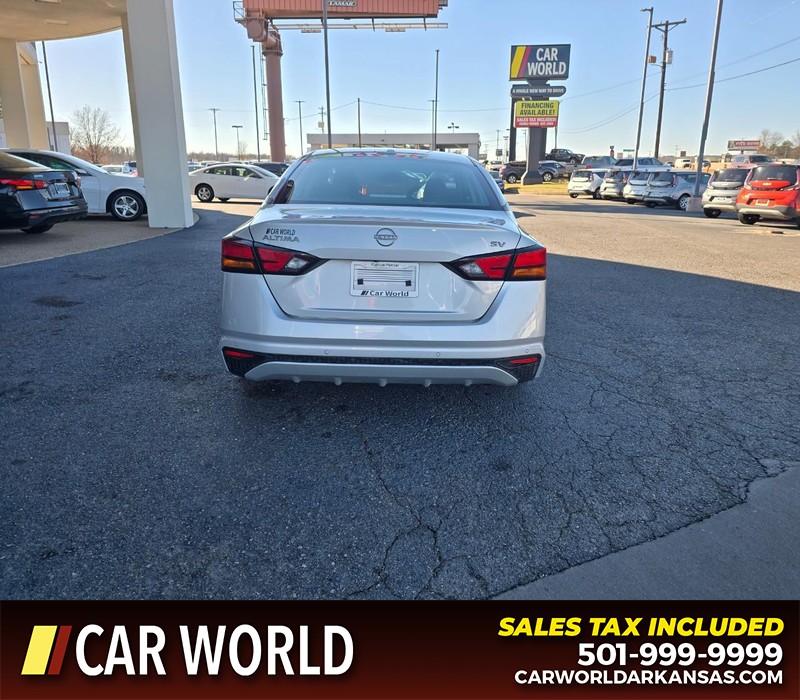 Nissan Altima Vehicle Full-screen Gallery Image 5