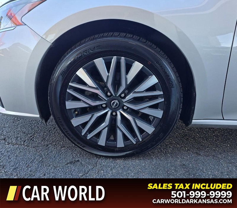 Nissan Altima Vehicle Full-screen Gallery Image 6