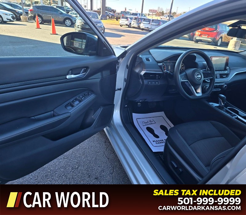 Nissan Altima Vehicle Full-screen Gallery Image 7