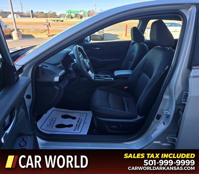 Nissan Altima Vehicle Full-screen Gallery Image 8