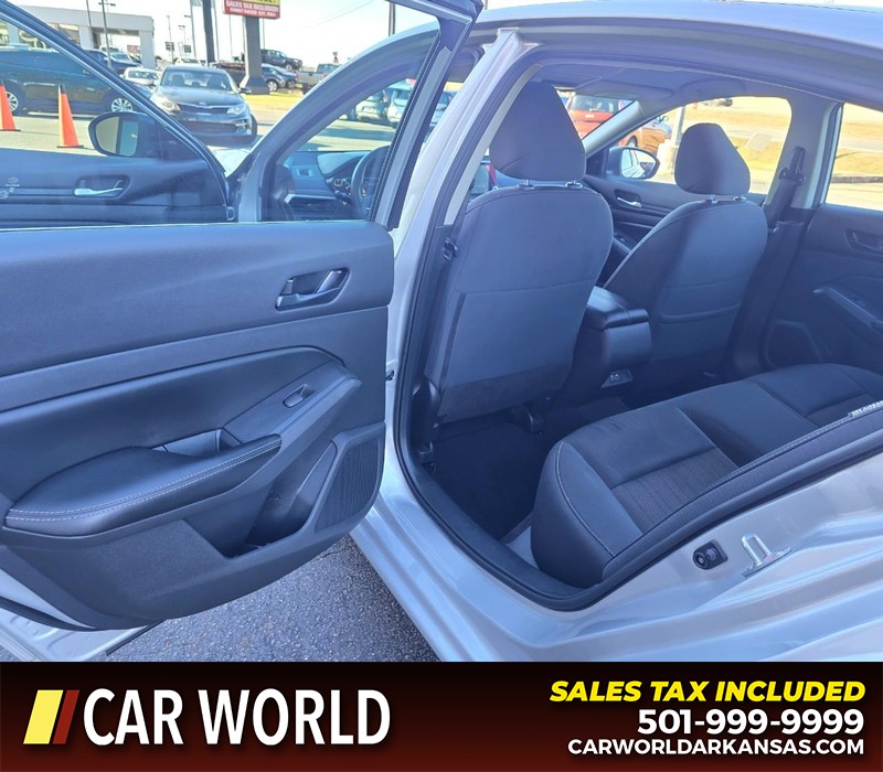 Nissan Altima Vehicle Full-screen Gallery Image 9