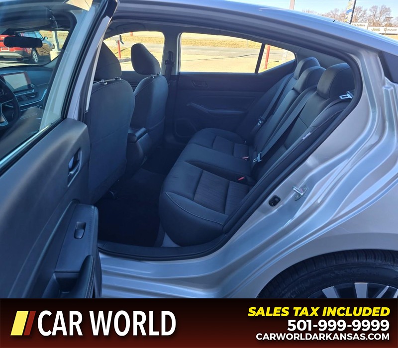 Nissan Altima Vehicle Full-screen Gallery Image 10