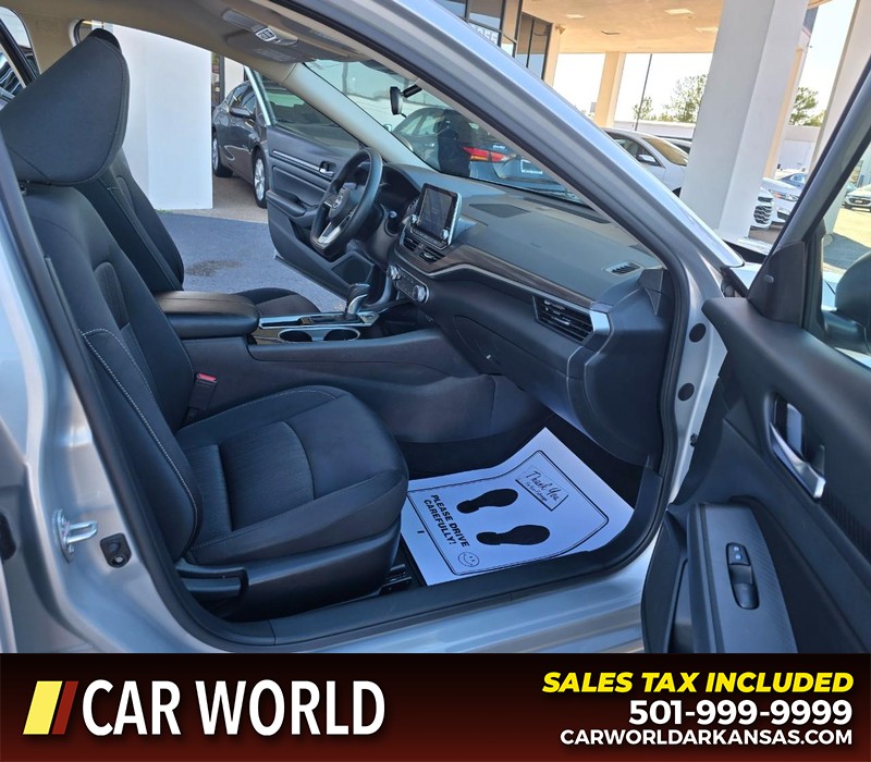 Nissan Altima Vehicle Full-screen Gallery Image 11