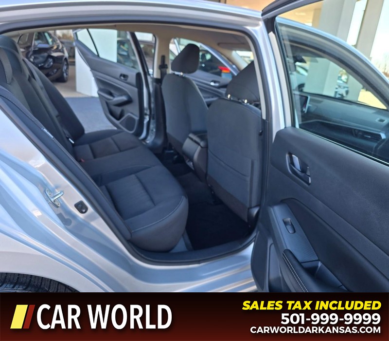 Nissan Altima Vehicle Full-screen Gallery Image 12