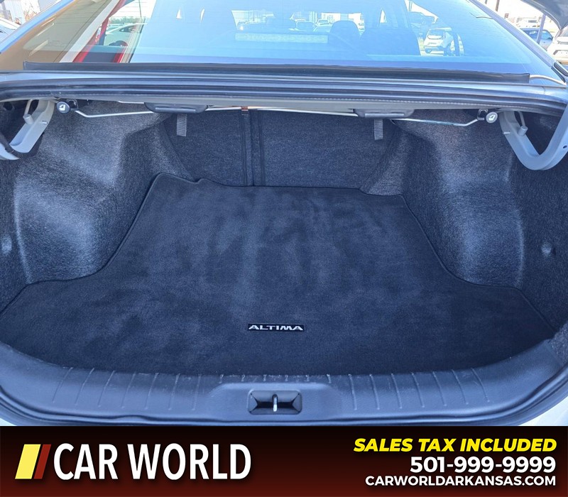 Nissan Altima Vehicle Full-screen Gallery Image 13