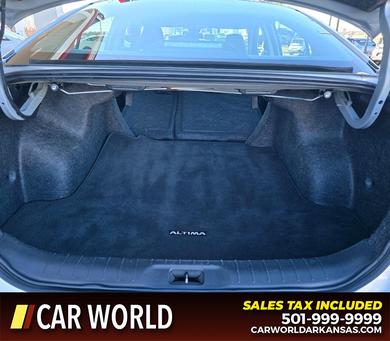 Nissan Altima Vehicle Full-screen Gallery Image 14