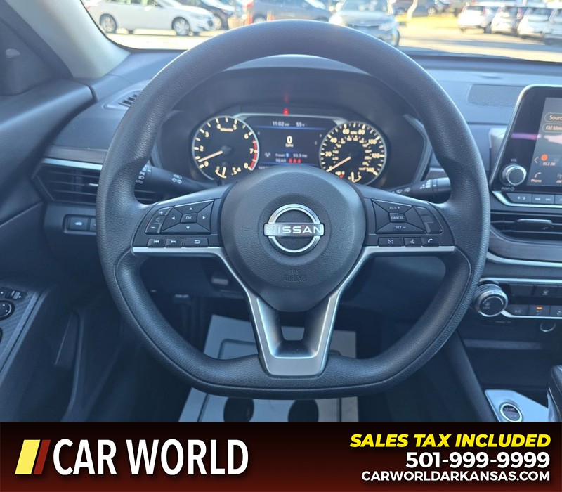 Nissan Altima Vehicle Full-screen Gallery Image 15