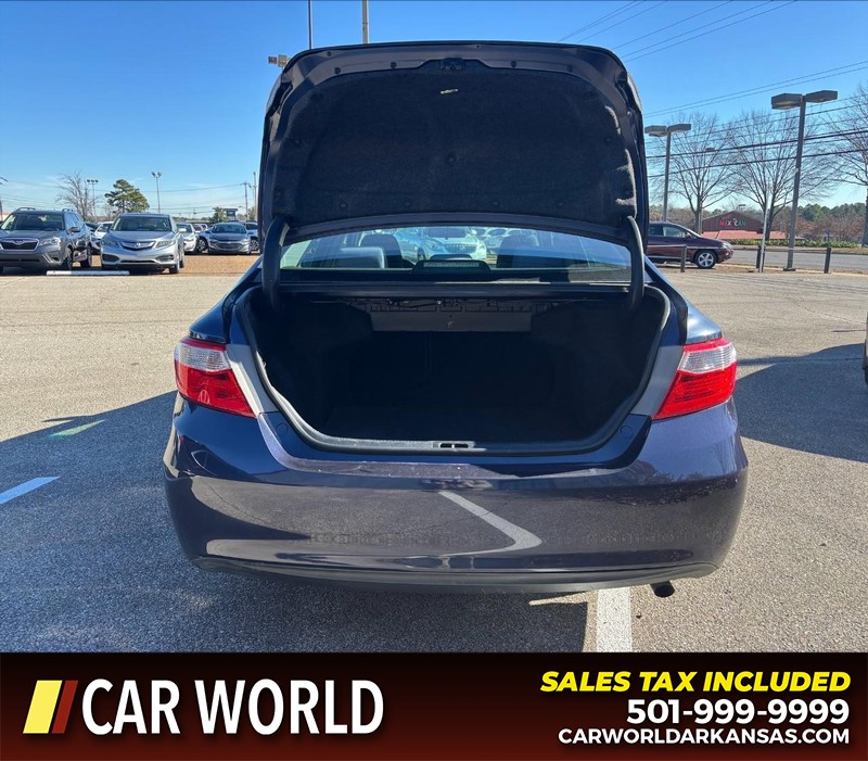 Toyota Camry Vehicle Full-screen Gallery Image 5