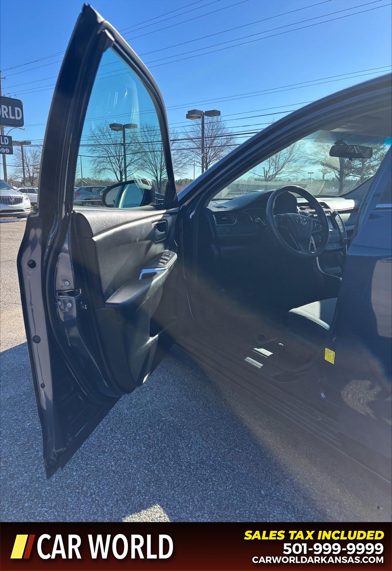 Toyota Camry Vehicle Full-screen Gallery Image 12