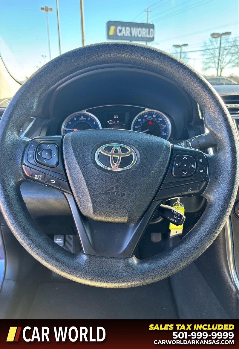 Toyota Camry Vehicle Full-screen Gallery Image 19