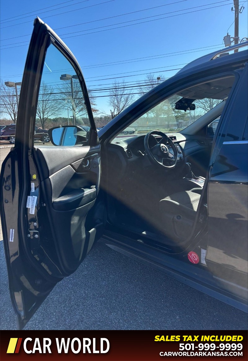 Nissan Rogue Vehicle Full-screen Gallery Image 12