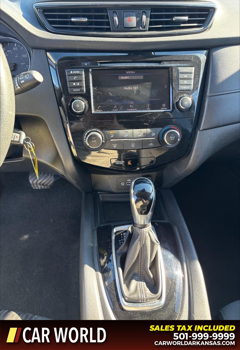 Nissan Rogue Vehicle Full-screen Gallery Image 17