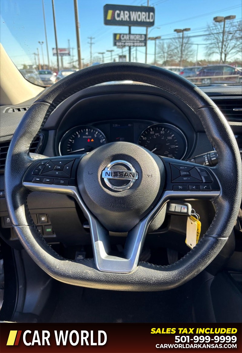 Nissan Rogue Vehicle Full-screen Gallery Image 19