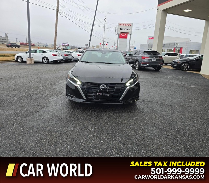 Nissan Altima Vehicle Full-screen Gallery Image 2