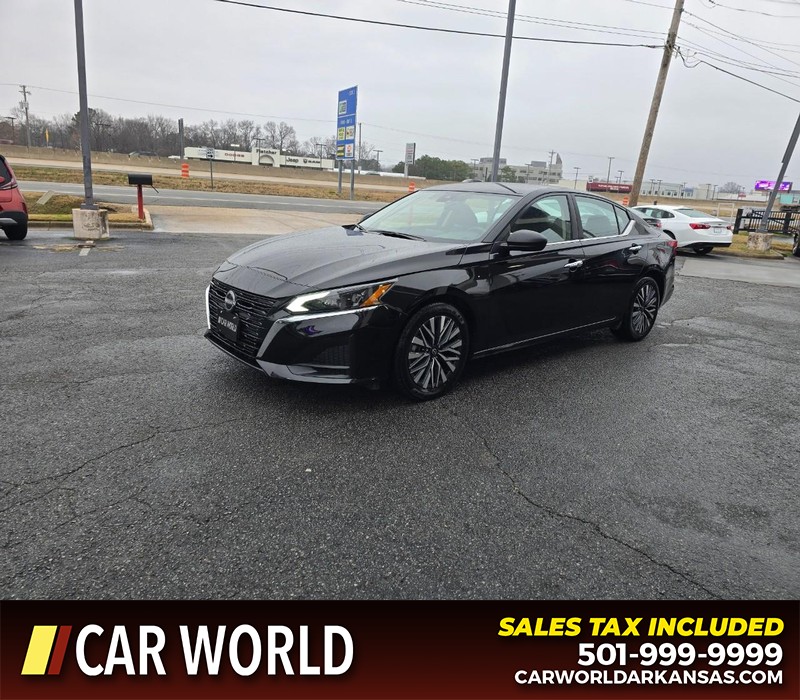 Nissan Altima Vehicle Full-screen Gallery Image 3