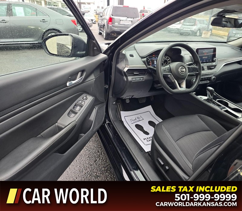 Nissan Altima Vehicle Full-screen Gallery Image 7