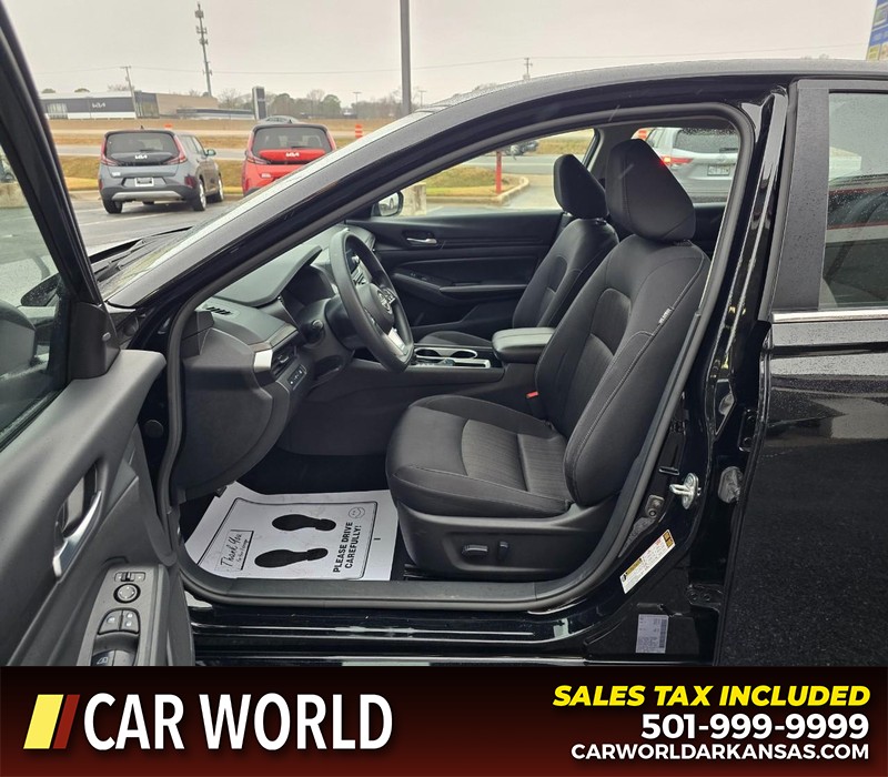 Nissan Altima Vehicle Full-screen Gallery Image 8