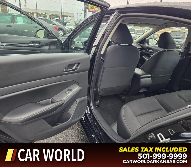 Nissan Altima Vehicle Full-screen Gallery Image 9