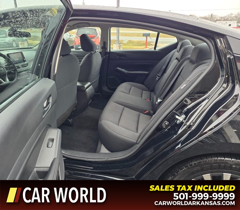 Nissan Altima Vehicle Full-screen Gallery Image 10