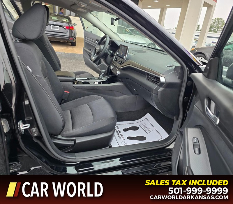 Nissan Altima Vehicle Full-screen Gallery Image 11