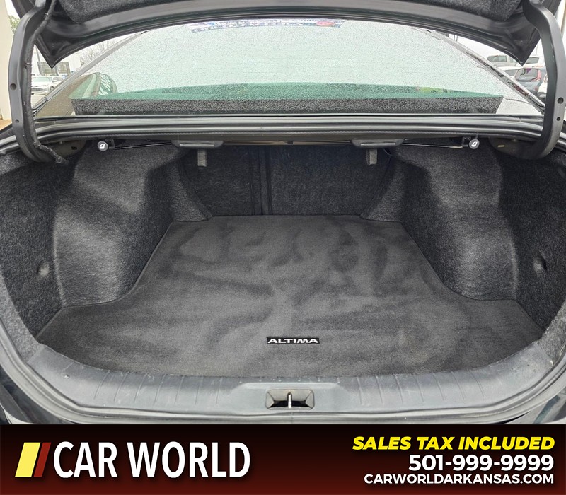 Nissan Altima Vehicle Full-screen Gallery Image 13