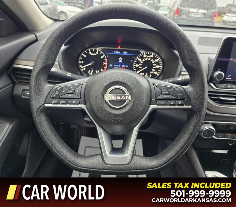 Nissan Altima Vehicle Full-screen Gallery Image 15