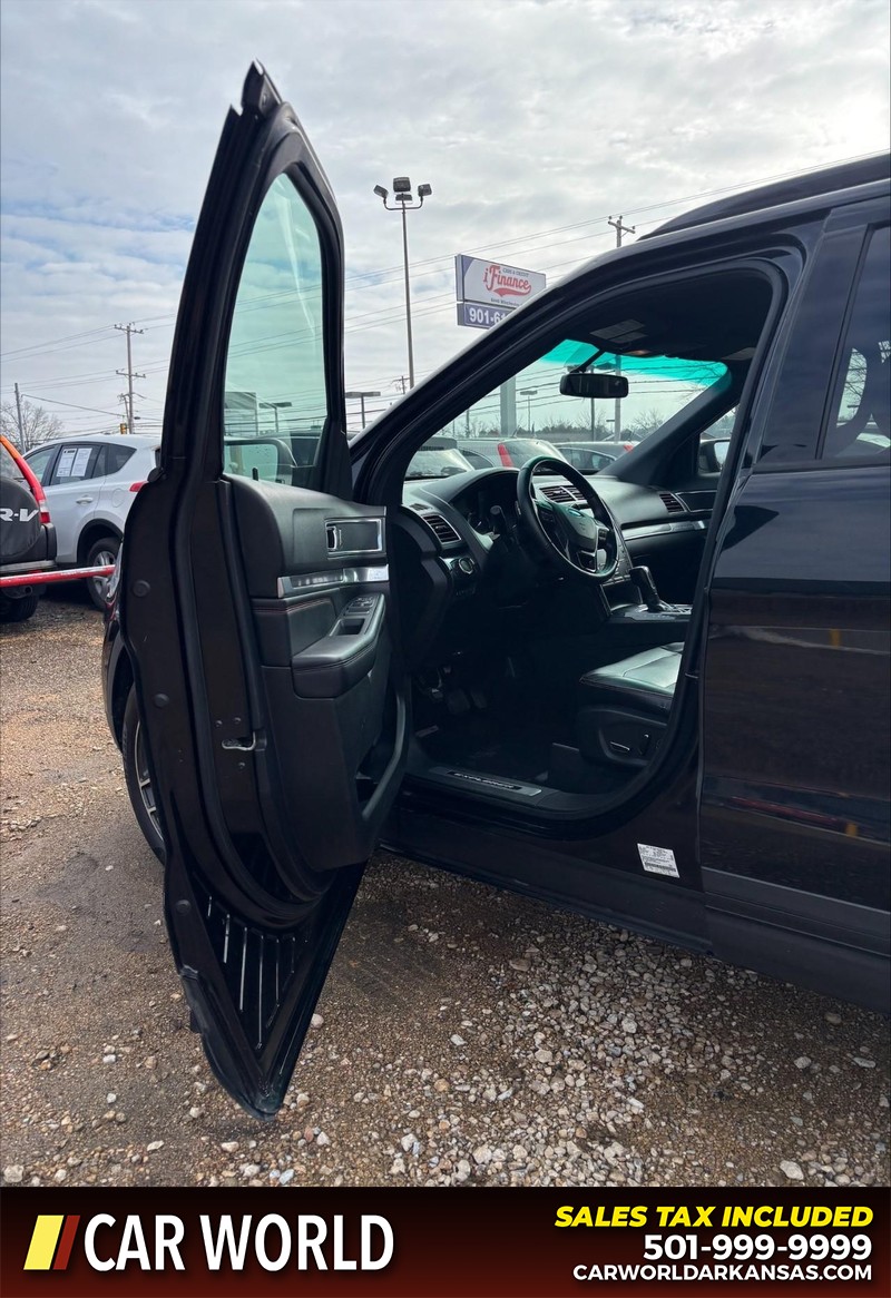 Ford Explorer Vehicle Full-screen Gallery Image 12