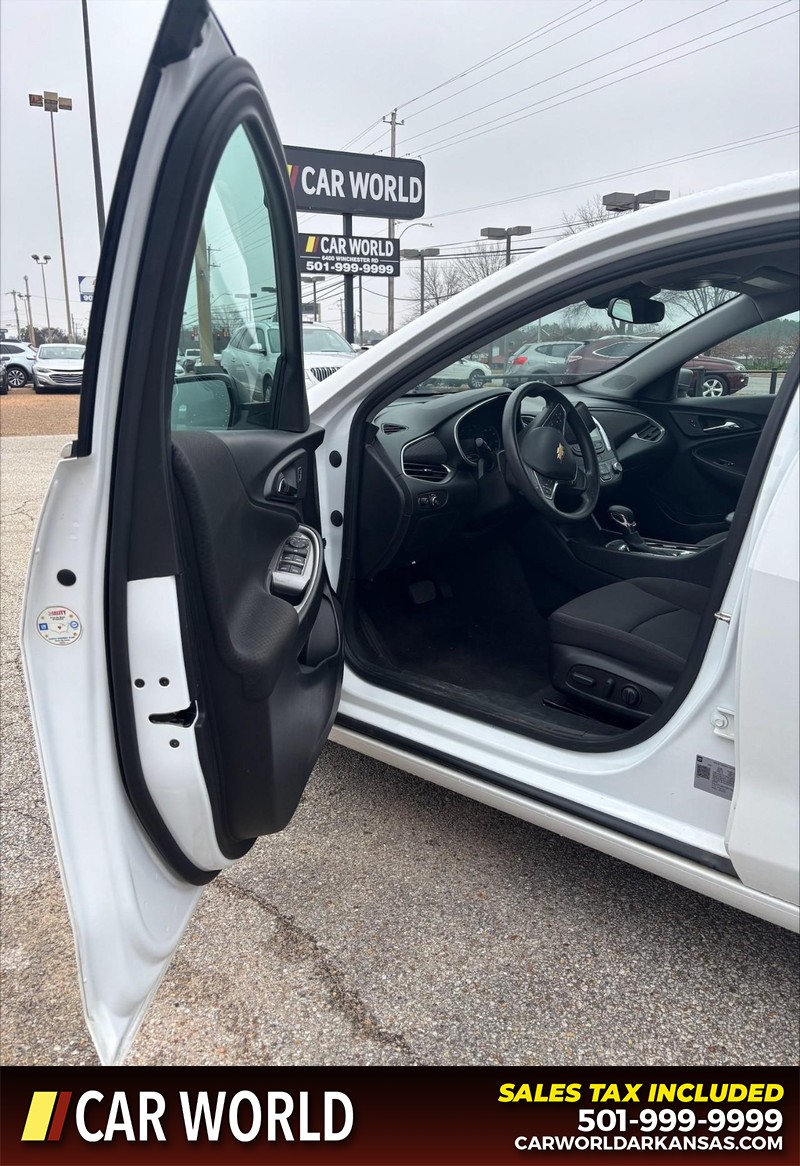 Chevrolet Malibu Vehicle Full-screen Gallery Image 11