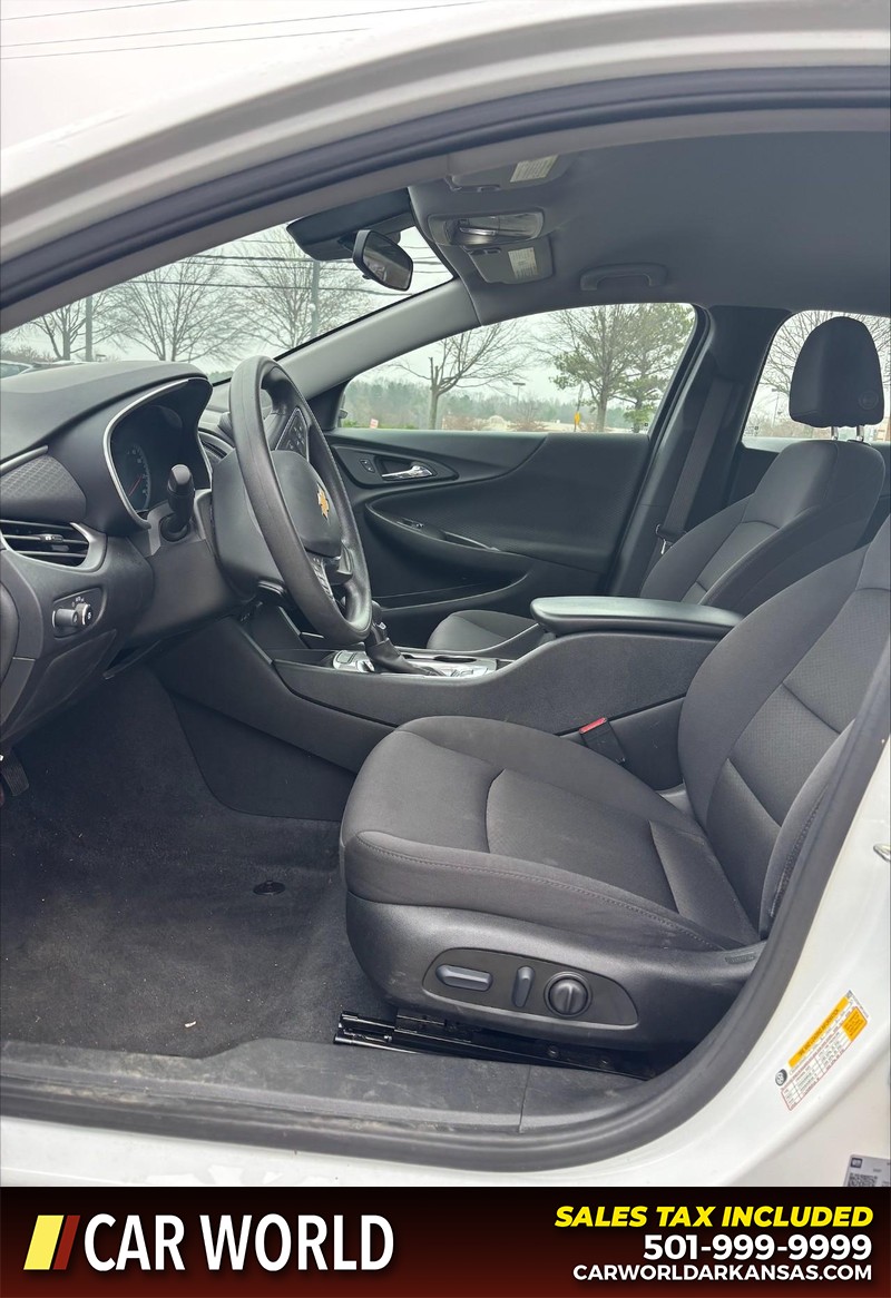 Chevrolet Malibu Vehicle Full-screen Gallery Image 12