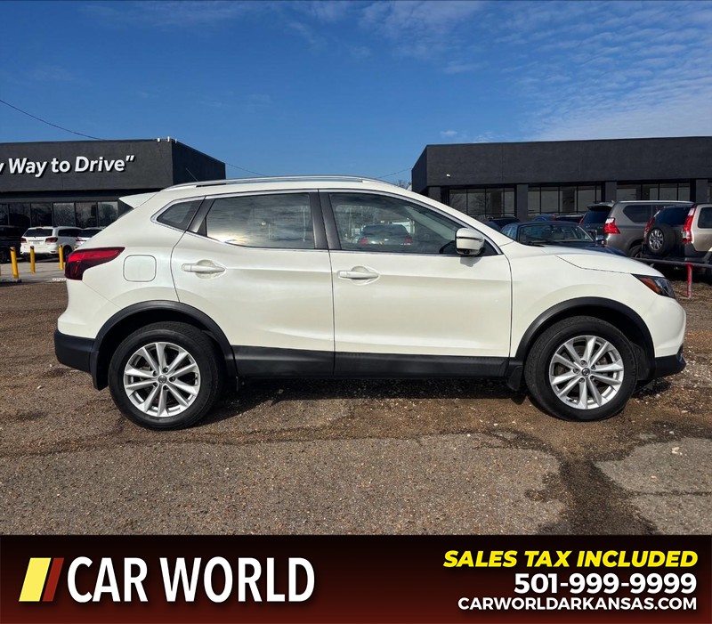 Nissan Rogue Sport Vehicle Full-screen Gallery Image 2