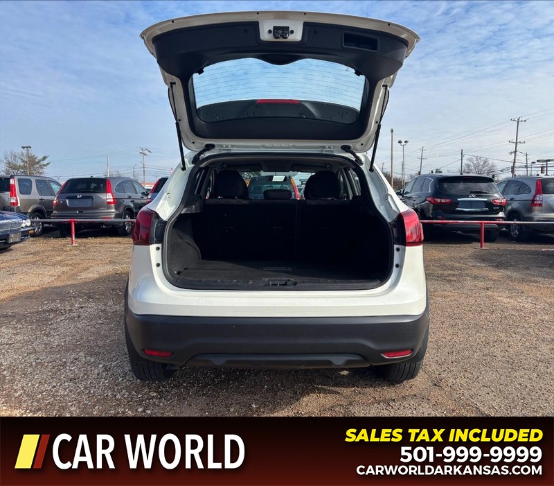 Nissan Rogue Sport Vehicle Full-screen Gallery Image 5