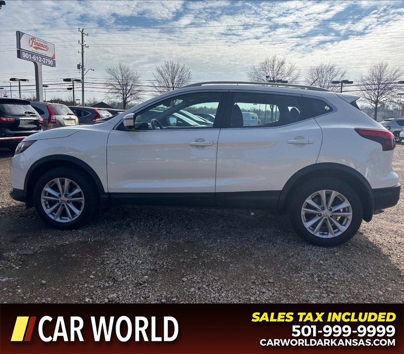 Nissan Rogue Sport Vehicle Full-screen Gallery Image 8