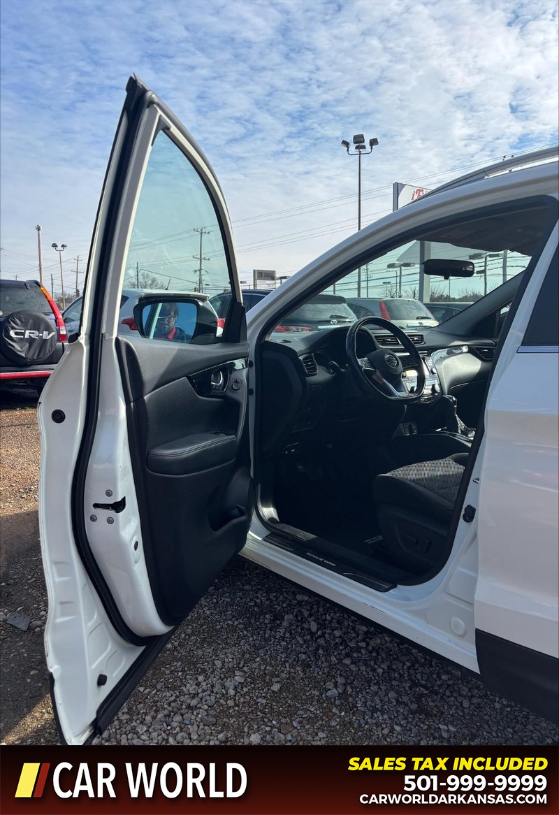 Nissan Rogue Sport Vehicle Full-screen Gallery Image 10