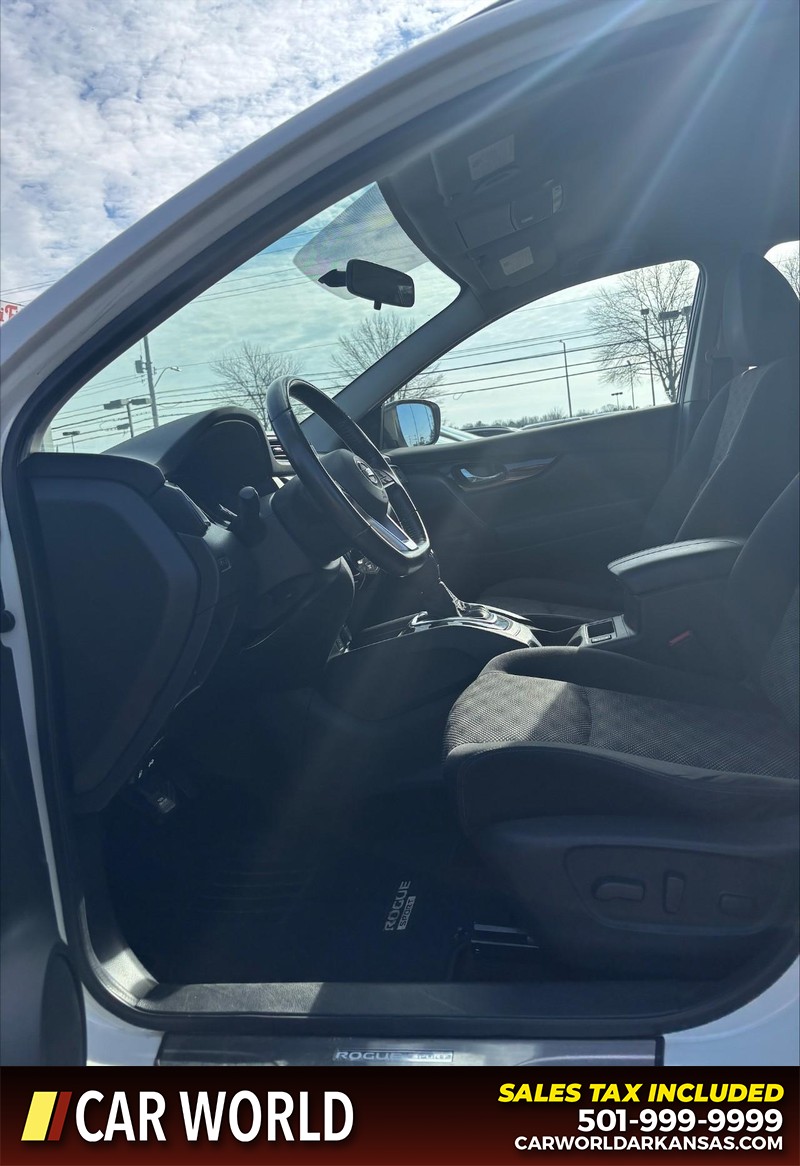 Nissan Rogue Sport Vehicle Full-screen Gallery Image 11