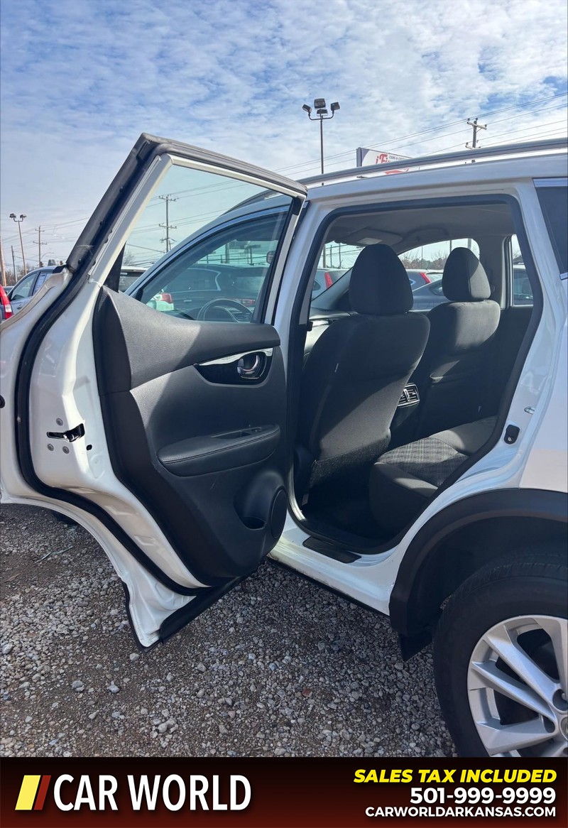 Nissan Rogue Sport Vehicle Full-screen Gallery Image 12