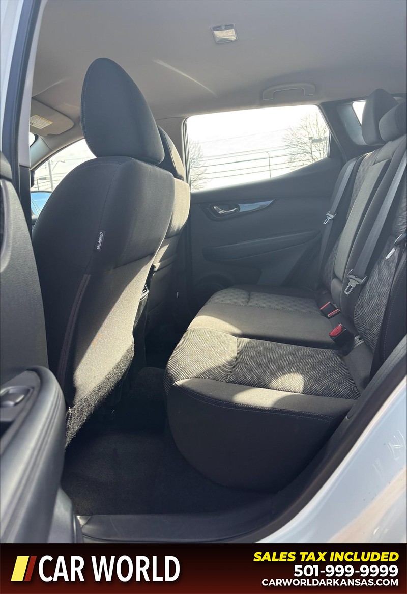 Nissan Rogue Sport Vehicle Full-screen Gallery Image 13