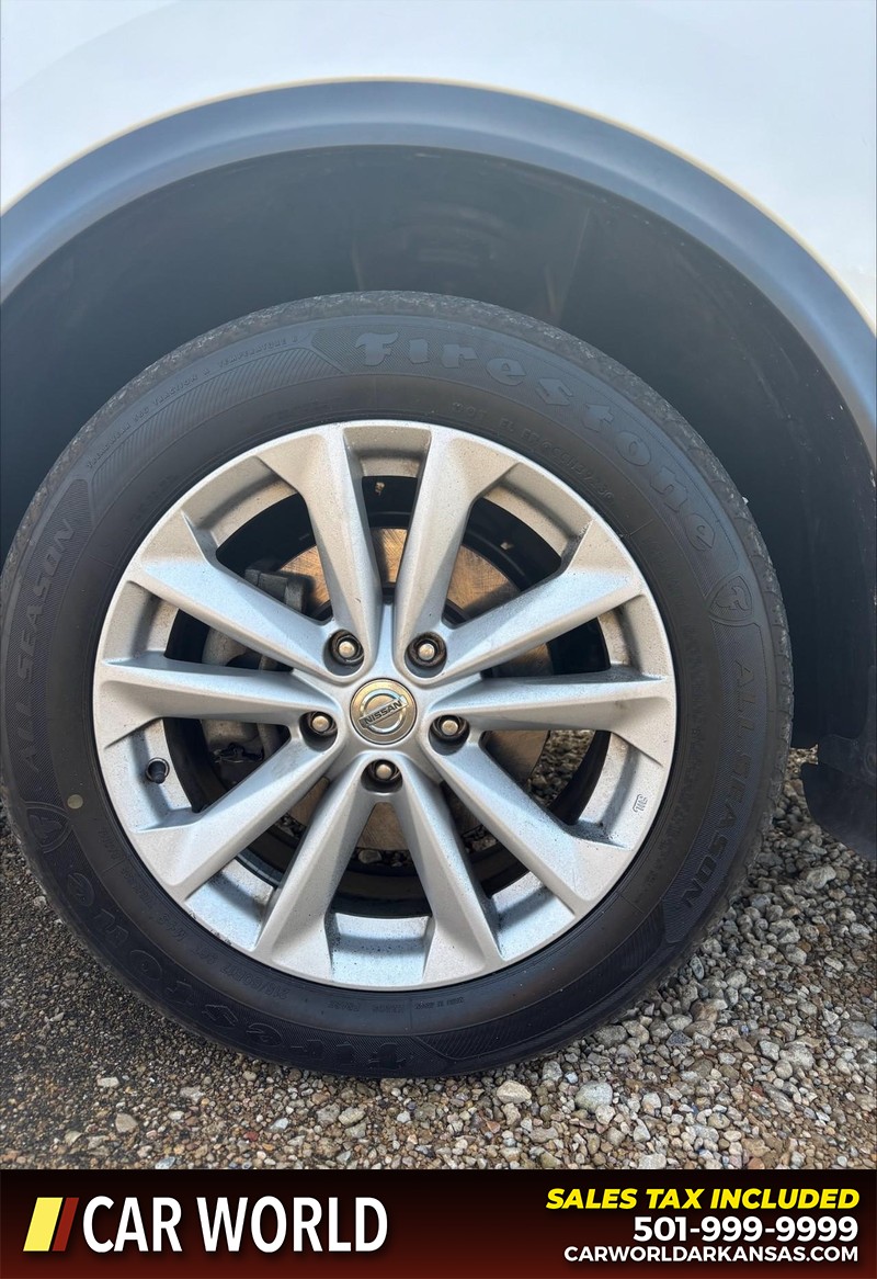 Nissan Rogue Sport Vehicle Full-screen Gallery Image 14