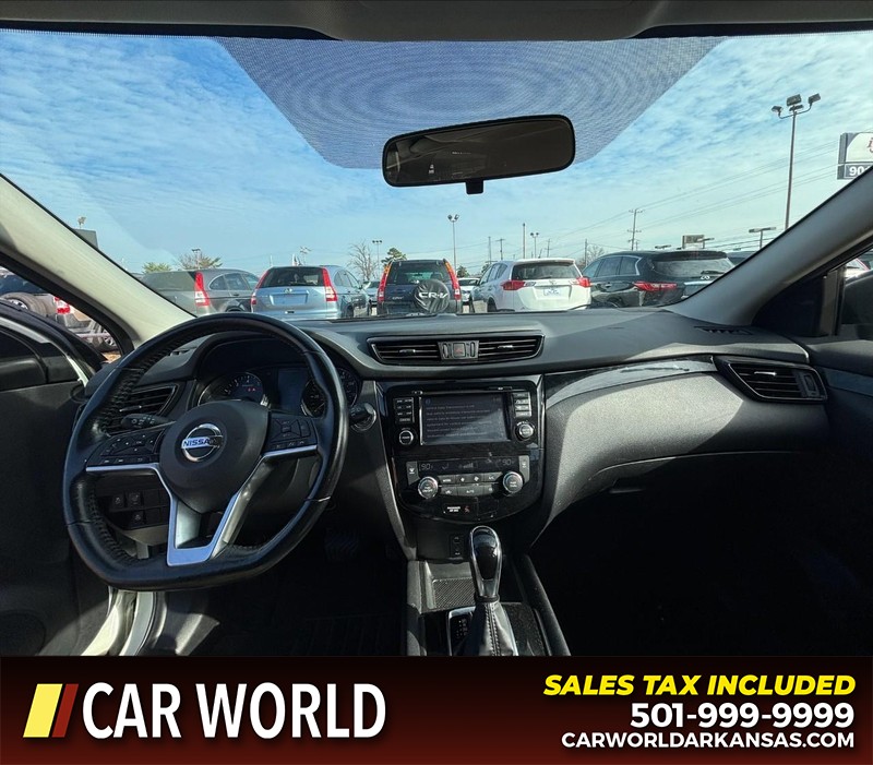 Nissan Rogue Sport Vehicle Full-screen Gallery Image 15