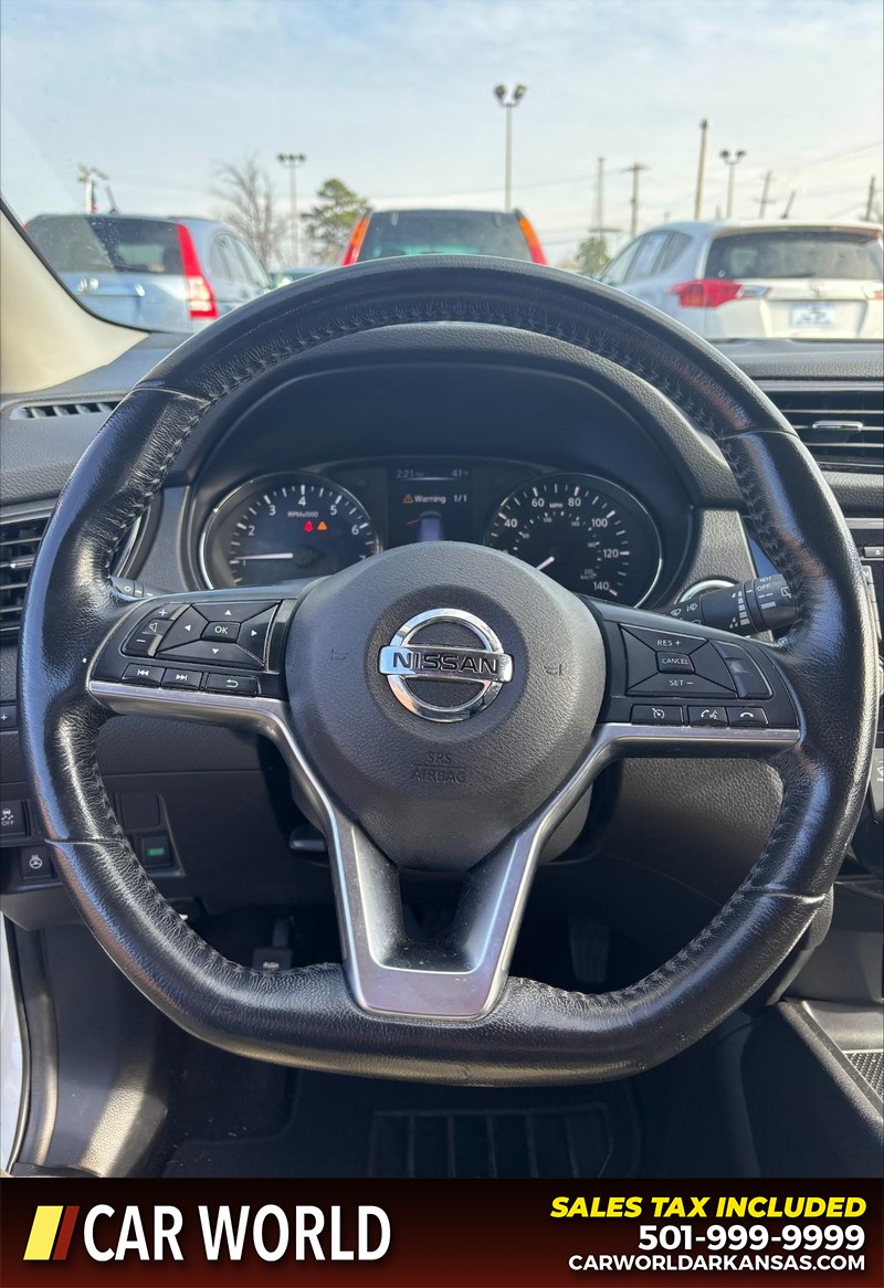 Nissan Rogue Sport Vehicle Full-screen Gallery Image 18